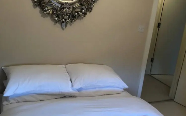 Room-cozy Sheffield Guest Room With Shar