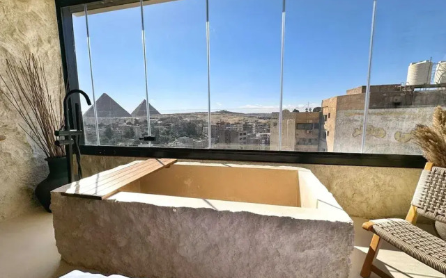 The 2 BDR Pyramids Vista w/ Bathtub