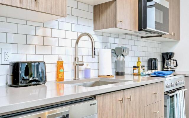 City Views From Your Balcony 1BR w King Bed