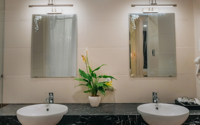 Silent Night Dem Lanh Hotel