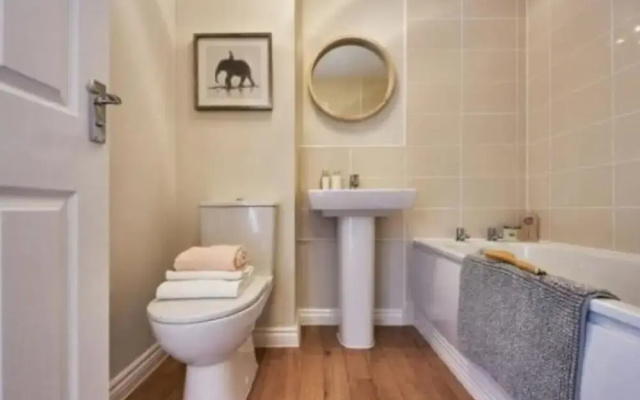 Room in Guest Room - Single Room in 3-bed Home, Full Kitchen, Shared Bathroom