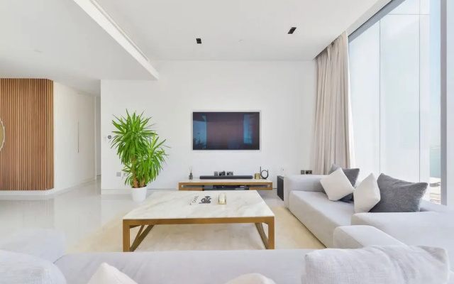 Spectacular 3BR plus 1 - DUBAI EYE view