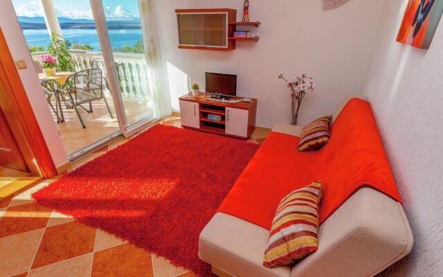 Adorable apartment in Dramalj with pool