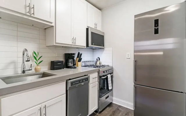 Stylish & Furnished Studio in Lakeview