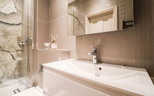 Beautiful Kensington Garden Apartment