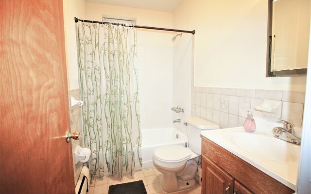 Modern Apartment minutes to NYC