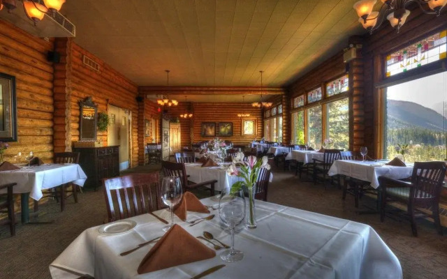 Overlander Mountain Lodge