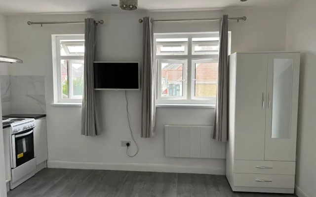 Remarkable 1-bed Studio Apartment in Redbridge