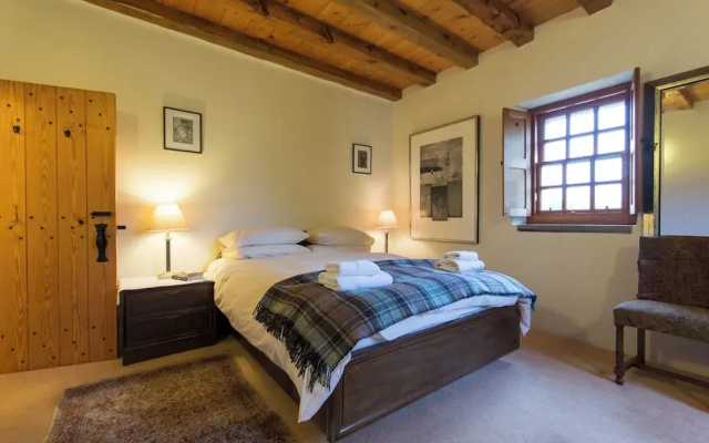 Historic 6-Bedrooms Castle Retreat