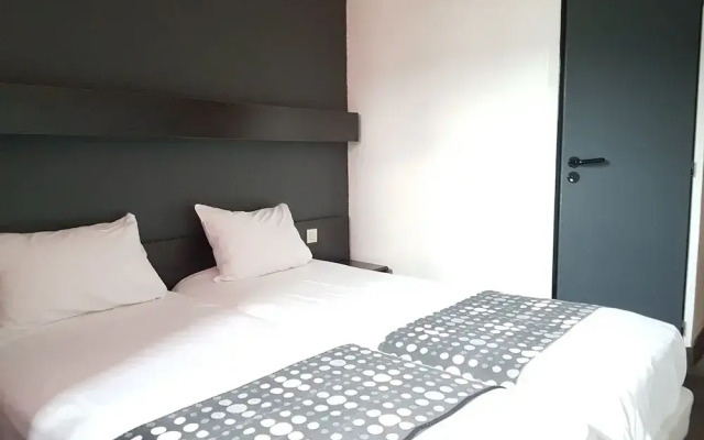 Brit Hotel Baillet En France