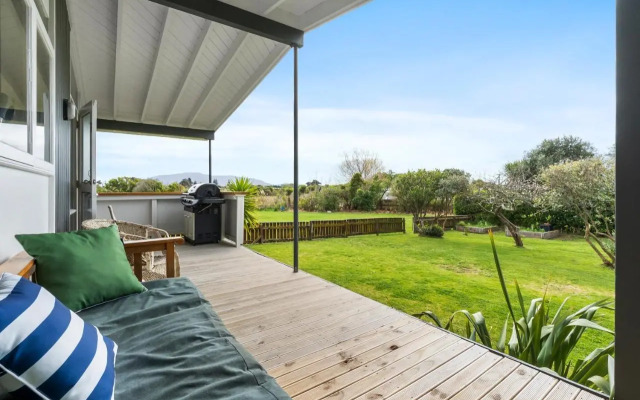 Queenie - Waikanae Beach Holiday Home