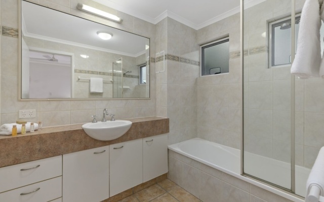 Charming Noosa Heads Apartment; Laguna Bay Views - Unit 6 Taralla 18 Edgar Bennett Avenue – Bathroom – Noosa Heads
