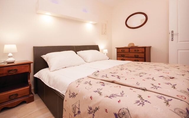 Amazing Home in Brodarica With Wifi and 3 Bedrooms