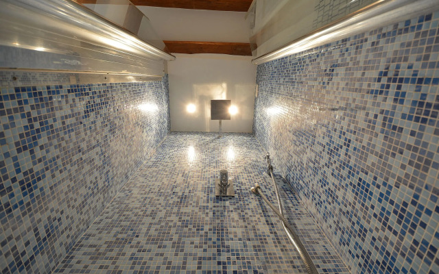 BIENNALE EASY aircond, 2pax wifi,courtyard