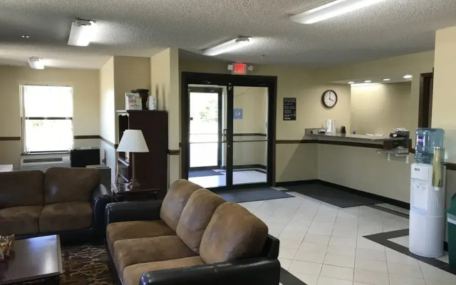Clairmont Inn & Suites Warren