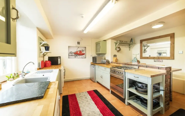 Cornerstones, 16th Century Luxury Self Catering House overlooking the River Dee