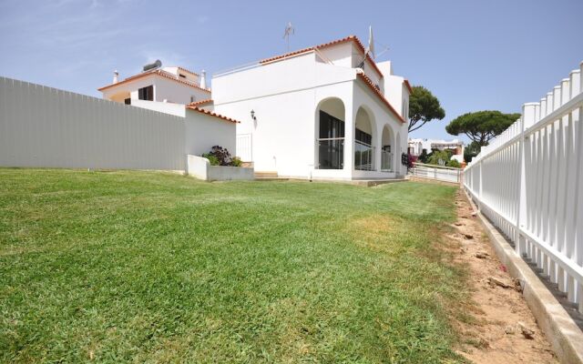 Spacious 4 Bedroom Villa Located in its own Grounds, With Private Pool and Bbq