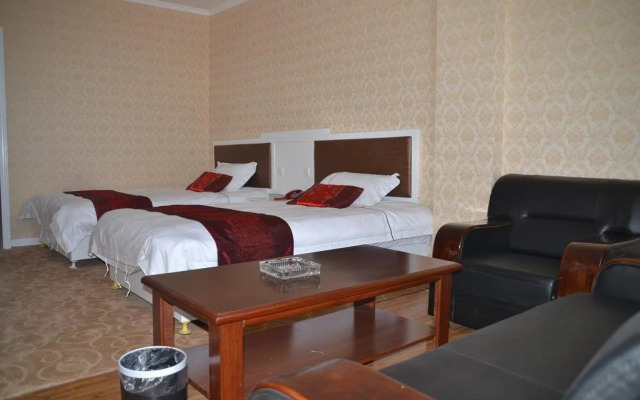 Yining Huarui Business Hotel