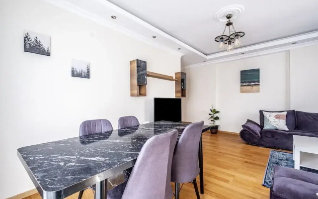 Flat in Maltepe With Balcony Near Shopping Malls