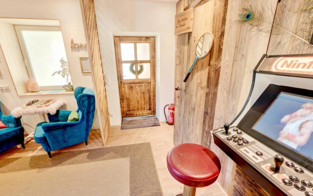 DMG - 'Funky First Floor' Unique Mountain Apartment