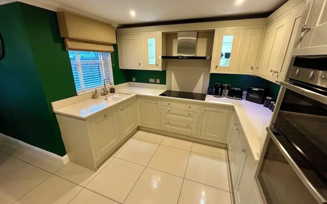 Elegant Retreat: Classic Style and Modern Comfort