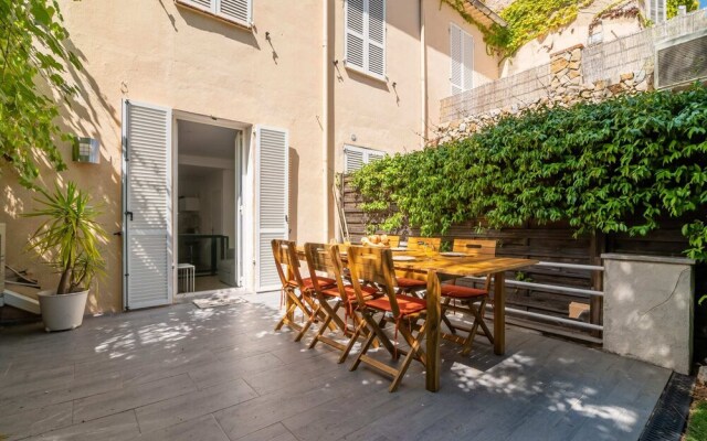 Superb 2BR Central Apt With Private Patio