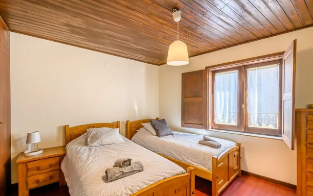 T4 House With Outdoor Pool and Wonderful Views