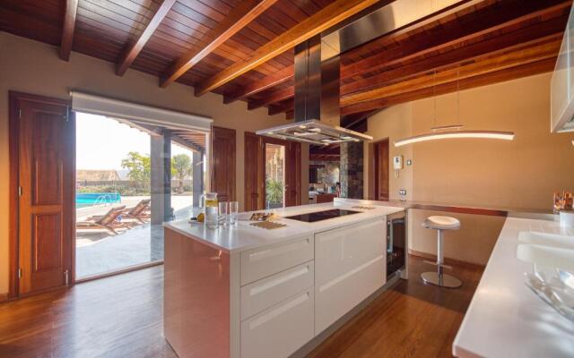 Oasis Villa with swimming pool in 4000m2 garden