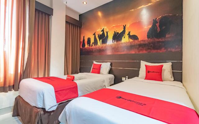 RedDoorz near Stadion Sanaman Mantikei