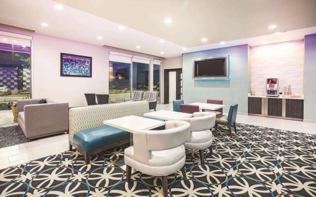 La Quinta Inn & Suites by Wyndham Dallas Plano - The Colony