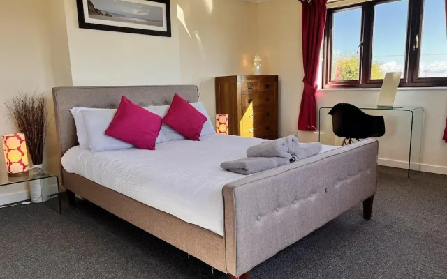 4 Bedroom Detached Farmhouse Mountain Views
