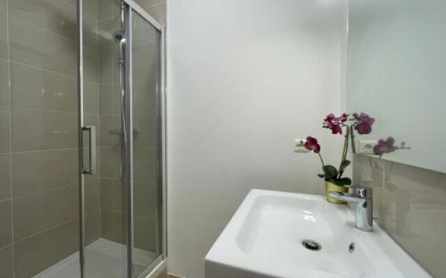 Cosy 2 Bedroom 2 Bathroom- Parc Monceau