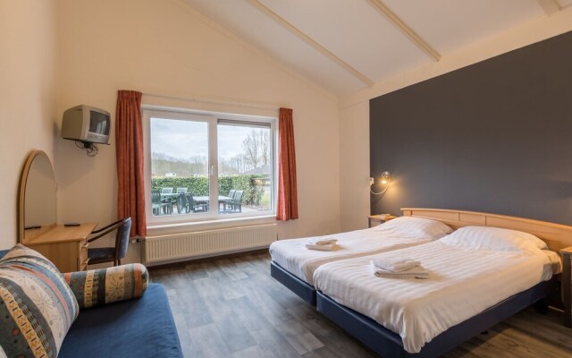 Well Furnished Home for Groups with Fireplace near Water