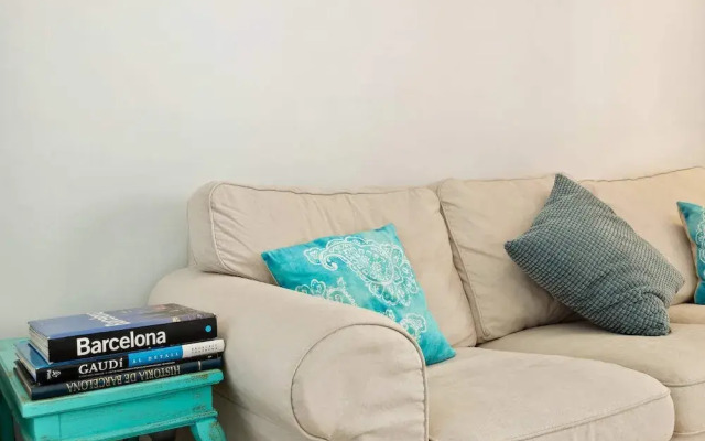 3 Bedroom Apt W/balcony 4 min to Tube