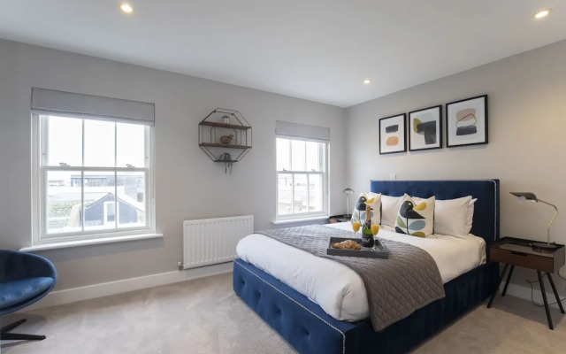 Elliot Oliver - Luxury 3 Bedroom Town Centre Apartment With Parking