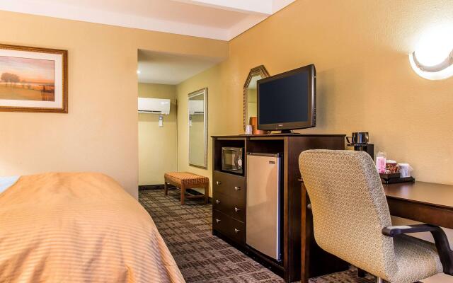 Clarion Hotel & Suites Hamden - New Haven