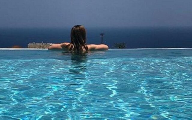 Fira Calm Hotel