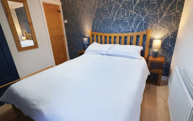 Merlins Cabin - 2 Bed - Blaen Cedi Farm