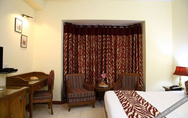 OYO 13052 Hotel Conclave Inn