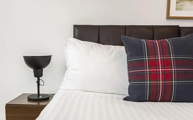 Stunning Light Filled 2 Bed Apartment + Parking Sleeps 7