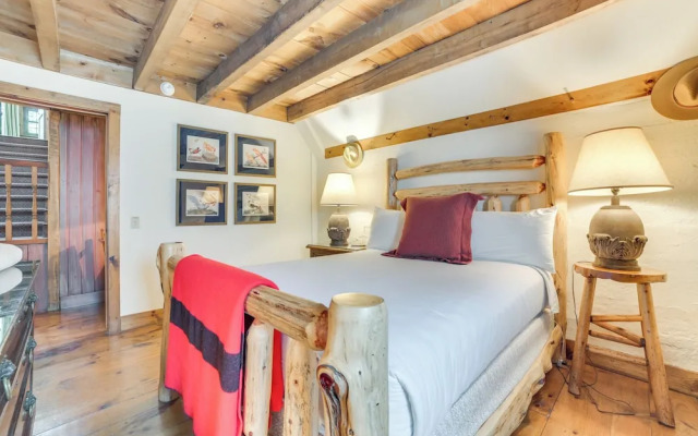 Peaceful Farmhouse w/ Fire Pit: Near Town & Lake!