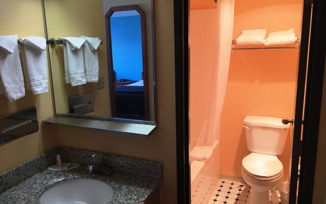 Howard Johnson by Wyndham Denver West