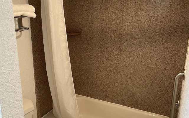 Rodeway Inn & Suites Williamsburg Central