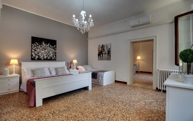 Accademia Opera Deluxe