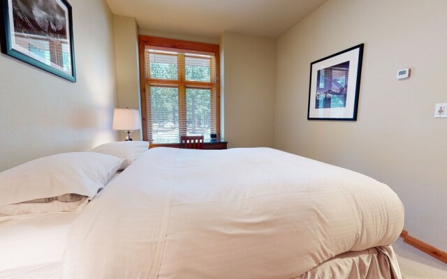 Solstice 18 Beautiful and Modern, Private Washer Dryer, Close to Eagle Lodge by RedAwning