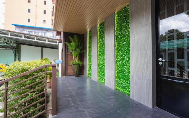 Joli Hotel