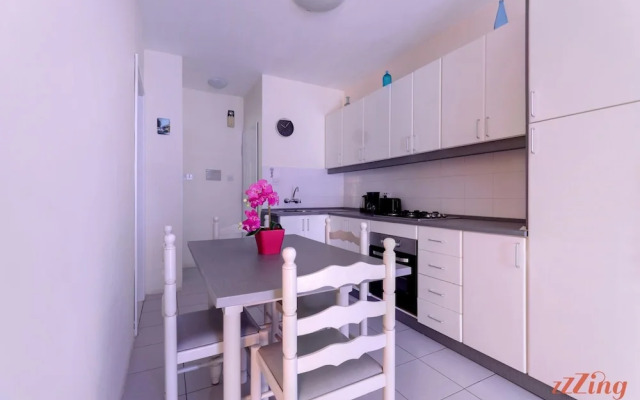 Seaside 2 Bedroom Apt w Side Sea Views - New