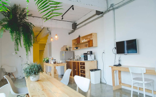 Two Gals And The Pig Boutique Hostel