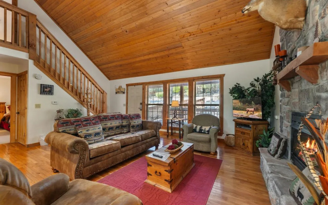 Whispering Woods Lodge - Sleeps 6 2 Bedroom Home by RedAwning