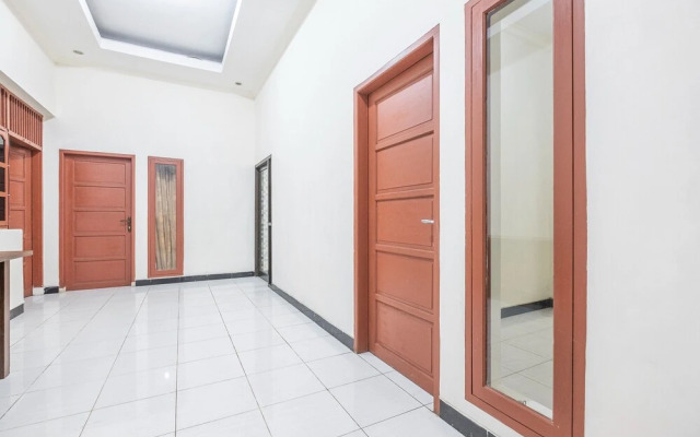 OYO 2703 Hotel Transit 1